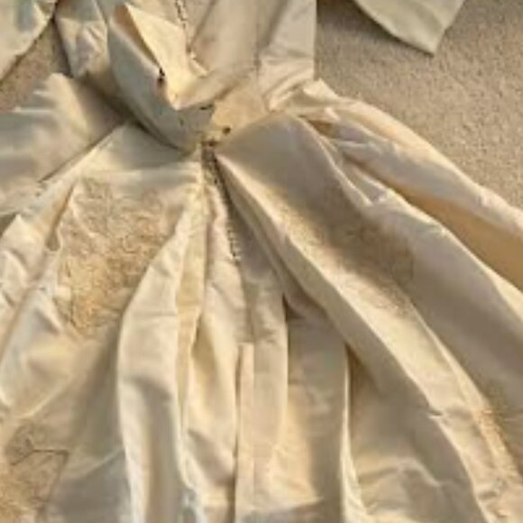 Vintage 1960's Wedding Gown - Picture 8 of 16